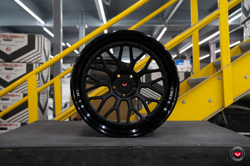 Vossen GEN-01 3pc 22x11 / 5x132 / ET18 / 66.56 - Satin Blk Ctr / Gloss Blk Outer Wheel